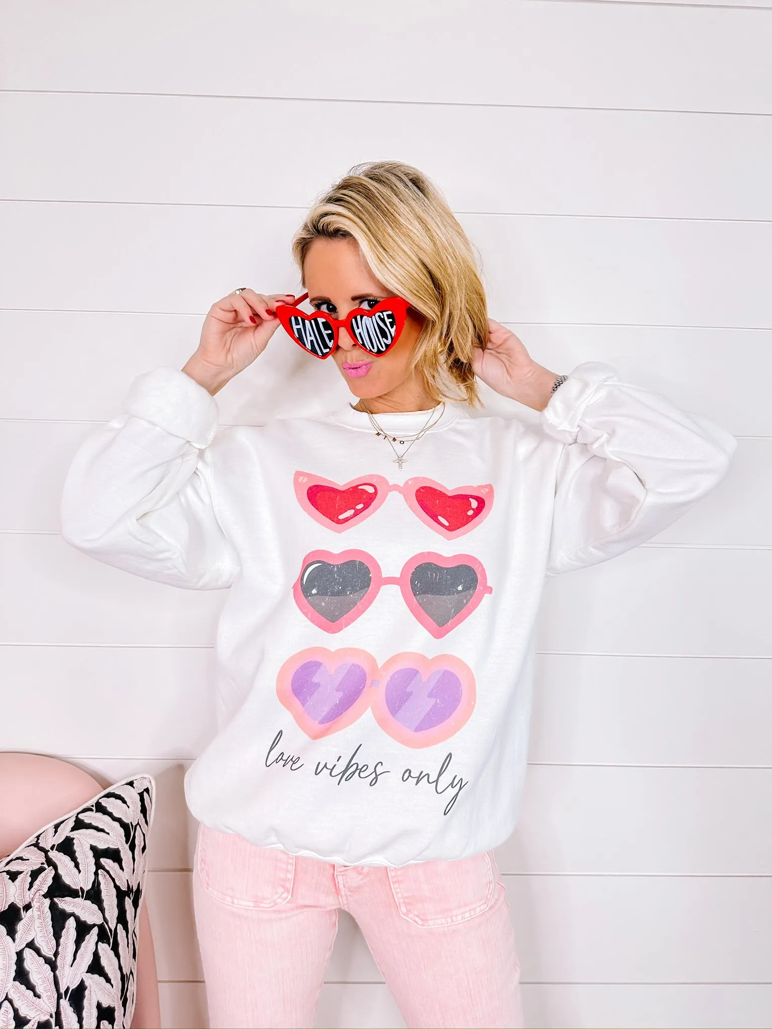 LOVE VIBES SUNNIE SWEATSHIRT - WHITE